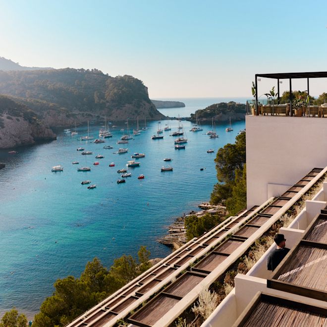 ​Ibiza bortom det uppenbara – barfota bohemiskt och naturligt glammigt.